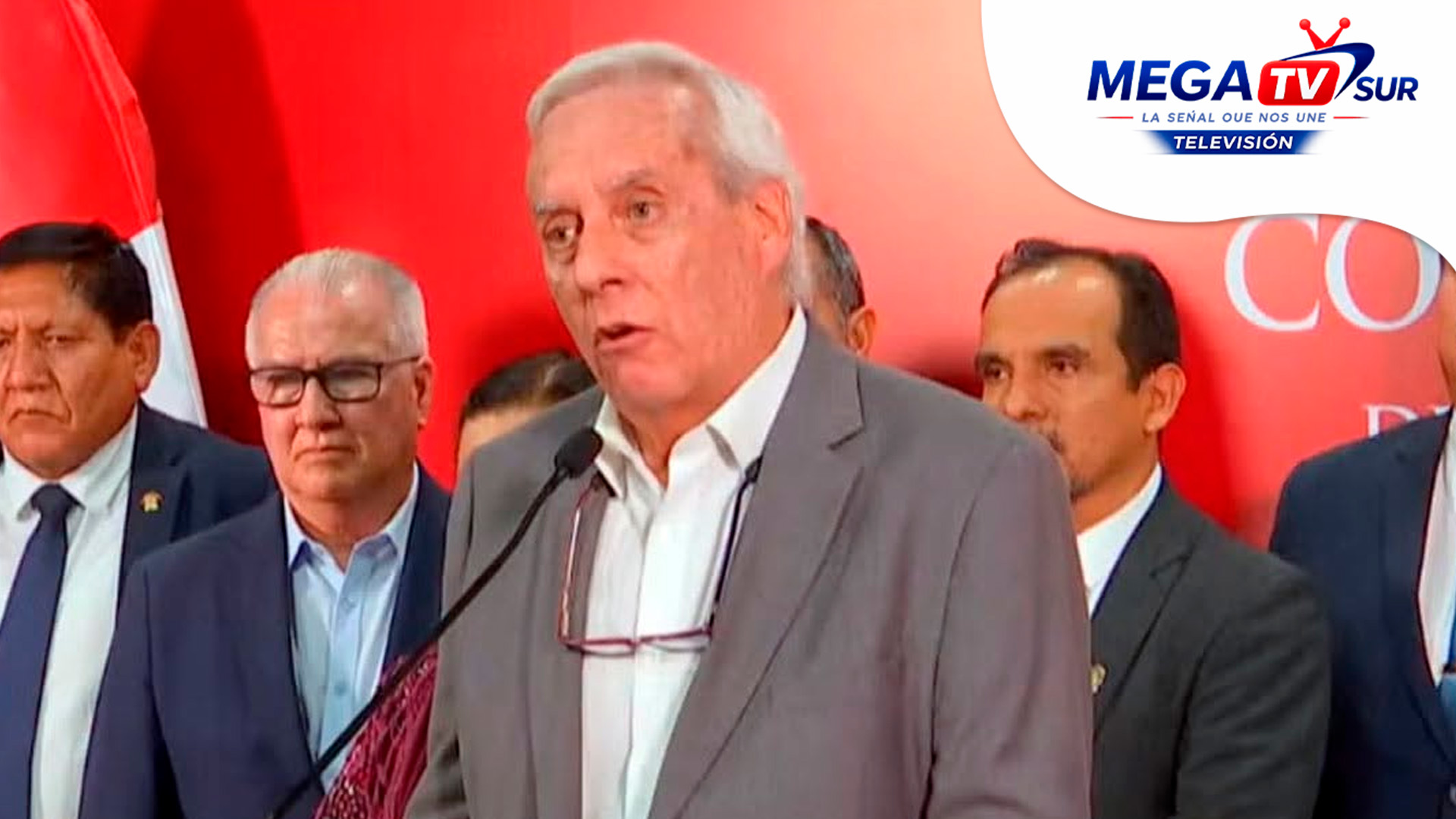Retiro de bancadas opositoras suspende debate de facultades legislativas en el Senado
