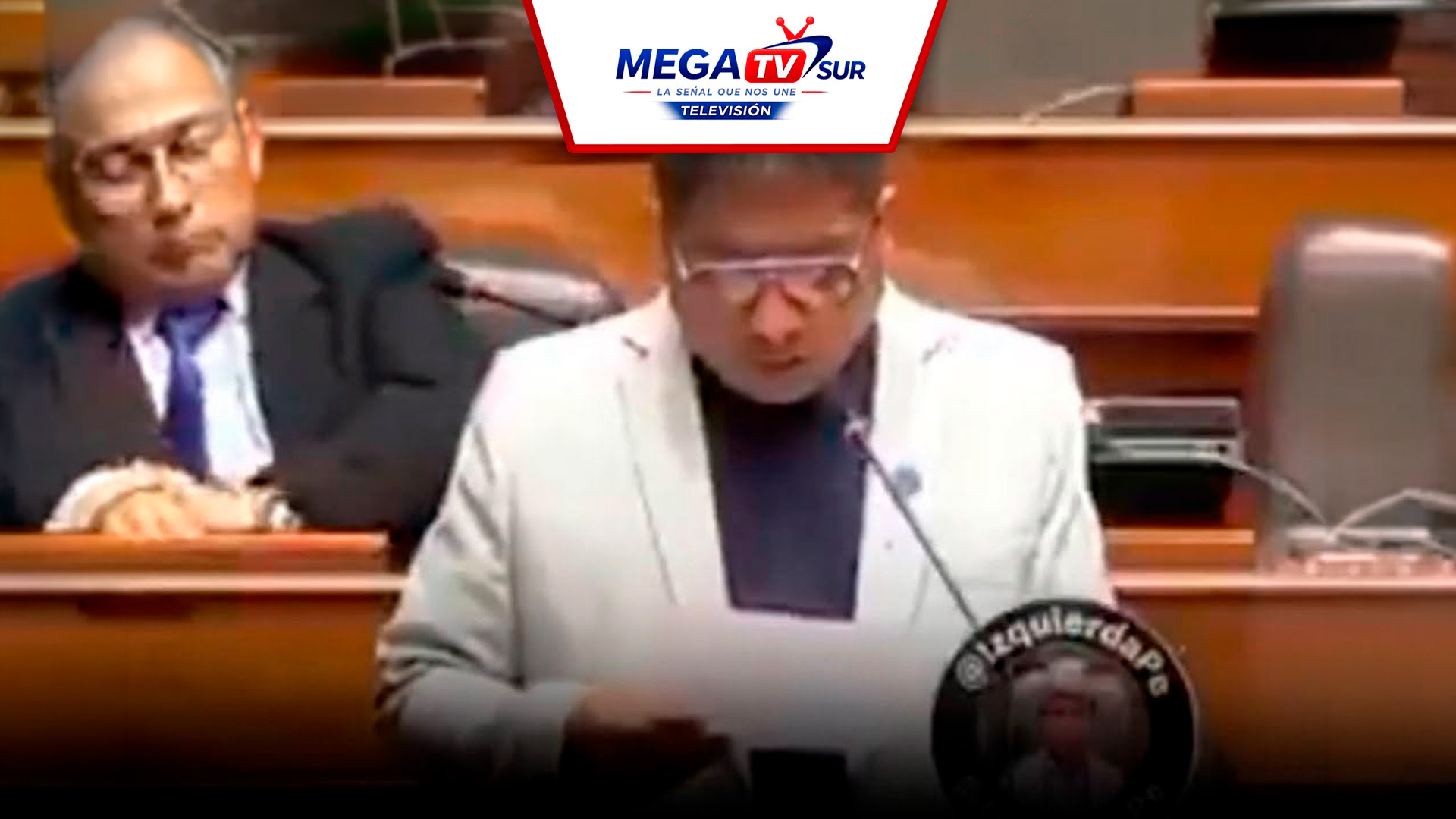 César Tito Rojas protagoniza particular momento al leer una cifra durante sesión parlamentaria